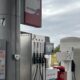 Automobil se zakucao u izlog pumpe u Zemunu: Radnica povređena u incidentu – incident na benzinskoj pumpi u Zemunu