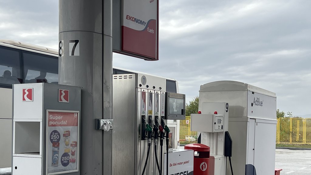 Automobil se zakucao u izlog pumpe u Zemunu: Radnica povređena u incidentu – incident na benzinskoj pumpi u Zemunu