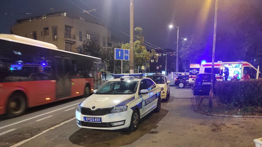 Automobil sleteo na stanicu u Borči: Povređeni mladić i devojka – automobilska nezgoda u Borči
