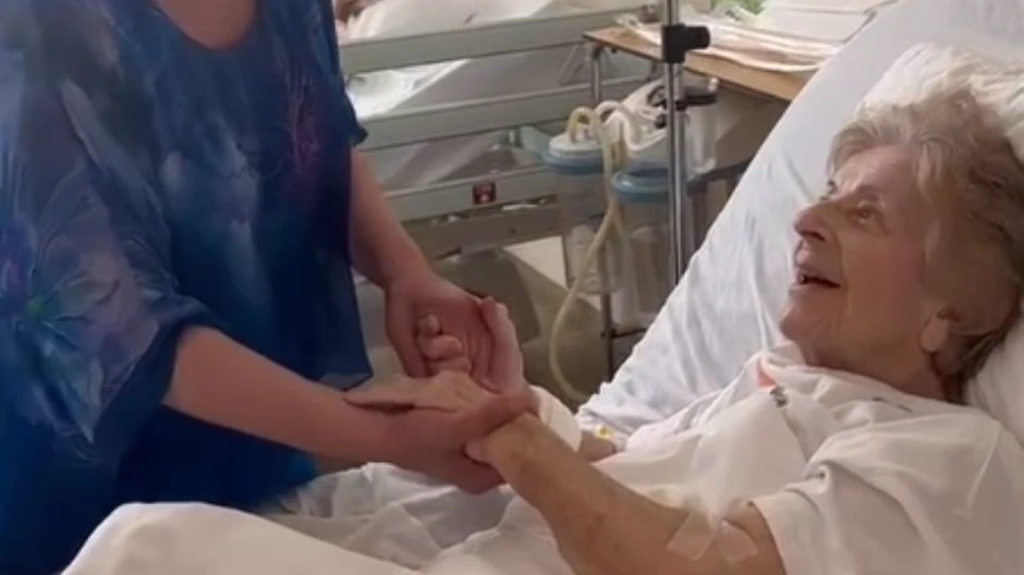 EMOTIVNI SUSRET U MAKARSKOJ: Hanka Paldum zapevala Zori Dubljević tokom bolničkog lečenja (VIDEO)