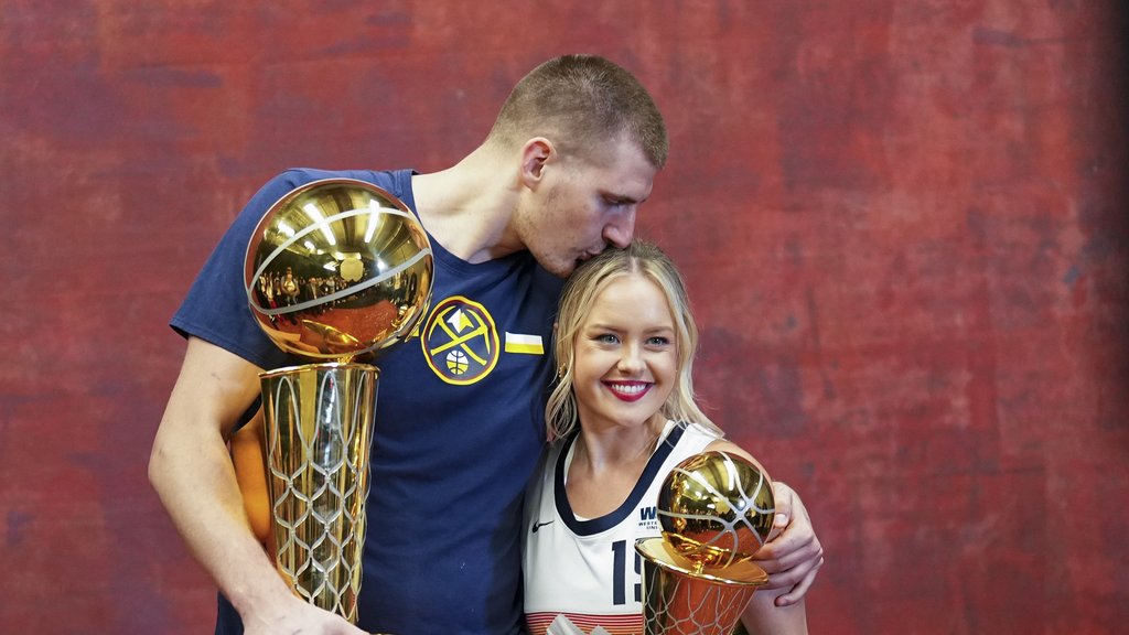 KAKO JE ODLUKA VLADA IZ MAGLA BENDA IZAZVALA PAŽNJU: Aleksandar Sofronijević zapevao na svadbi Nikole Jokića (FOTO) – svadba Nikole Jokića