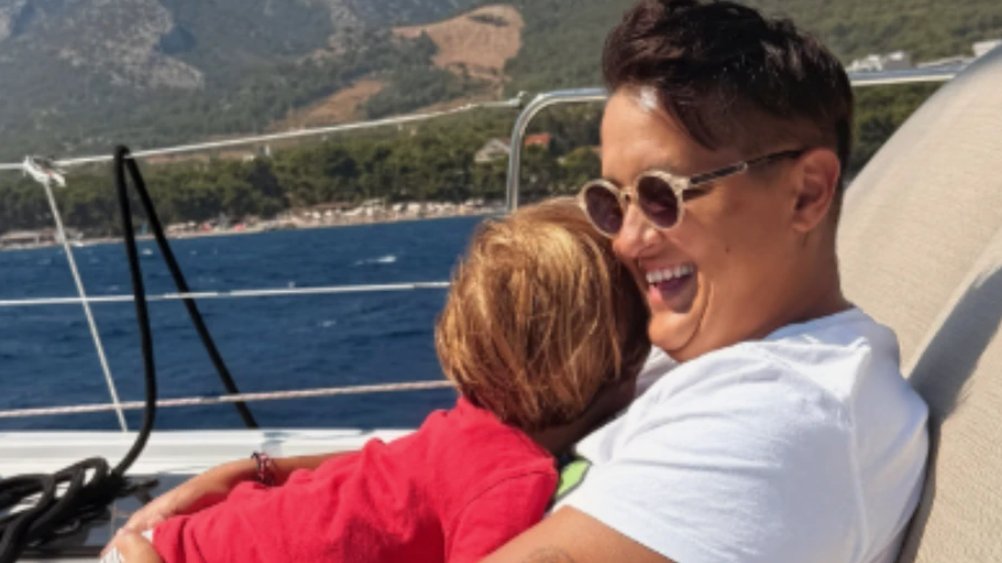 LETO PUNO USPOMENA ZA MARIJU ŠERIFOVIĆ: Pevačica podelila emotivne fotografije sa sinom sa putovanja po Jadranu (FOTO)