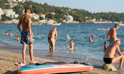 Misteriozni svrab i peckanje u moru kod Nea Kalikratije: Turisti zatečeni pojavom želatinastih kuglica