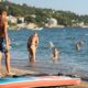 Misteriozni svrab i peckanje u moru kod Nea Kalikratije: Turisti zatečeni pojavom želatinastih kuglica