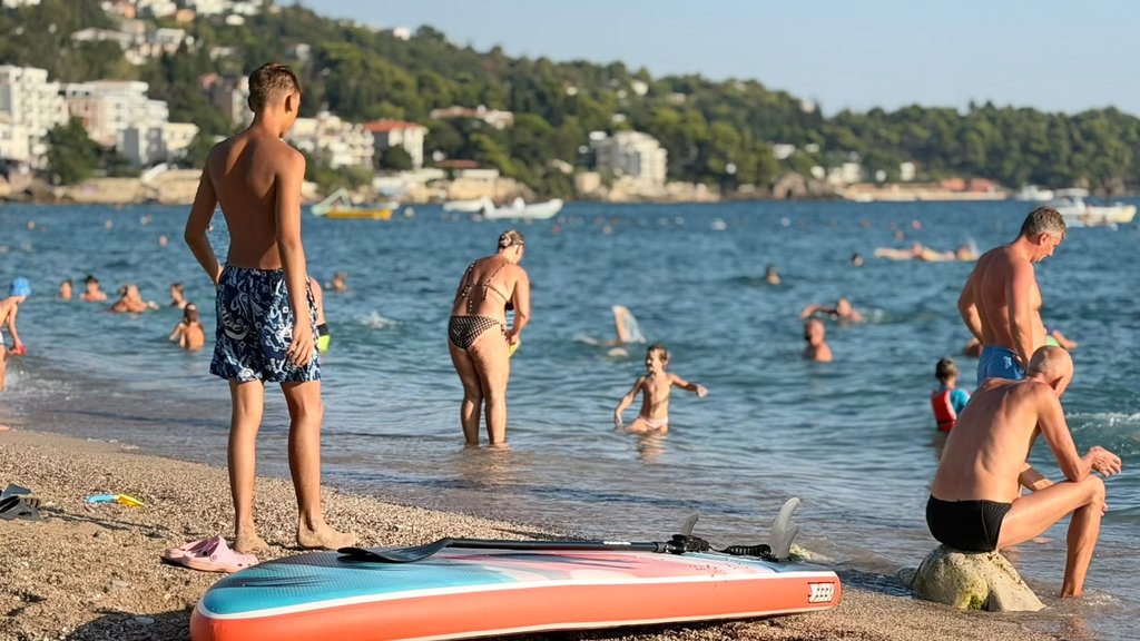 Misteriozni svrab i peckanje u moru kod Nea Kalikratije: Turisti zatečeni pojavom želatinastih kuglica