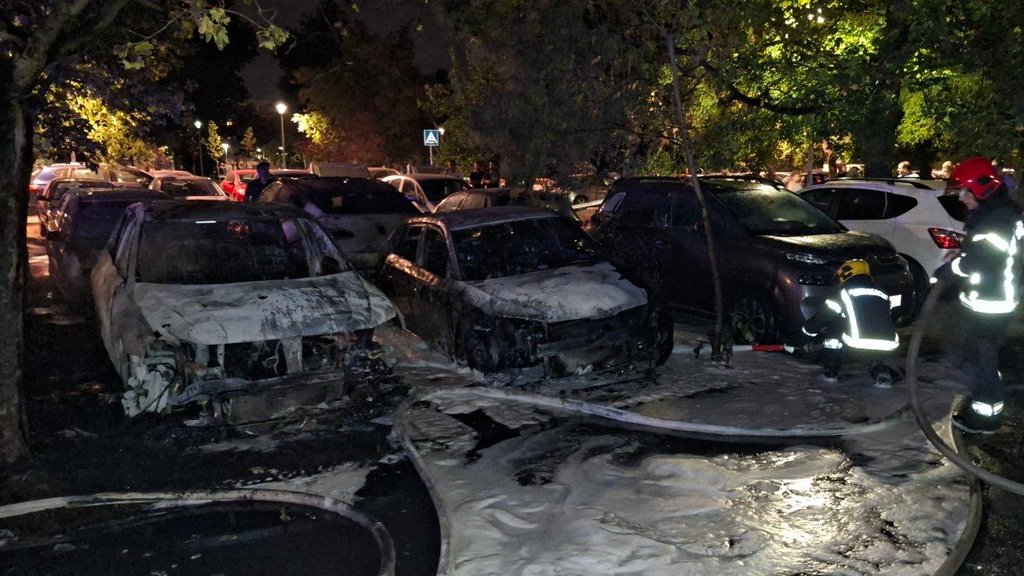 Prve slike nakon požara na Novom Beogradu: Deset automobila uništeno – požar na Novom Beogradu