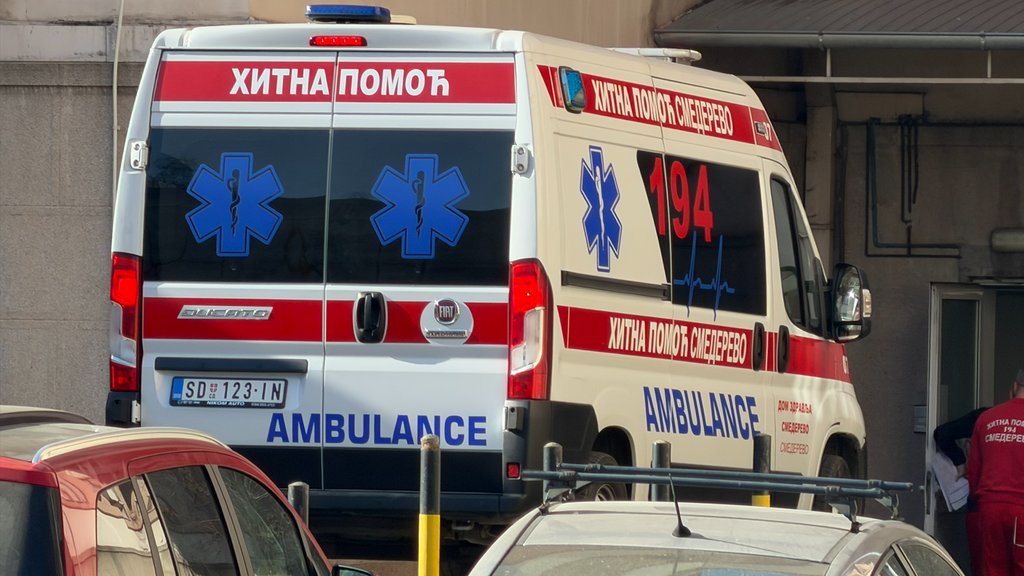 Saobraćajna nezgoda u Kniću: Starija osoba povređena u sudaru