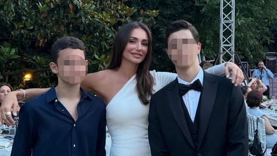 IZAZOVI POSLE RAZVODA U PORODICI EMINE JAHOVIĆ: Jedan sin ne želi da govori srpski, pevačica otkrila kako se nosi sa promenama (FOTO) – odbijanja srpskog jezika u porodici Emine Jahović