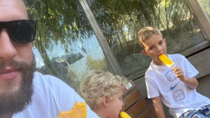 PORODIČNI TRENUTAK KOJI JE ODUŠEVIO PRATIOCE: Veljko Ražnatović sa sinovima u zoološkom vrtu na Paliću, zabeležio poseban gest (FOTO) – zoološki vrt na Paliću