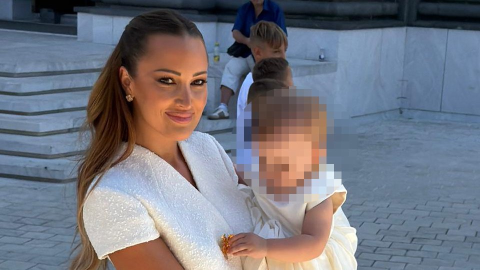 EMOTIVNI TRENUTAK NA ROĐENDANU ALEKSANDRE PRIJOVIĆ: Prva fotografija sa ćerkom Arijom posle krštenja (FOTO) – krštenje Arije Prijović