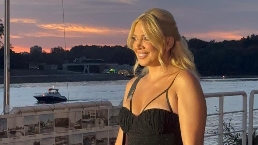 KOGA JE SVE ODUŠEVILA MILICA TODOROVIĆ NA PROSLAVI: Pevačica stigla sa osmehom i uputila iskrene želje slavljenici (FOTO)