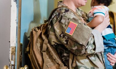 Majka mornara sa USS Abraham Lincoln olakšana nakon dolaska sina u Tajland – mornar USS Abraham Lincoln