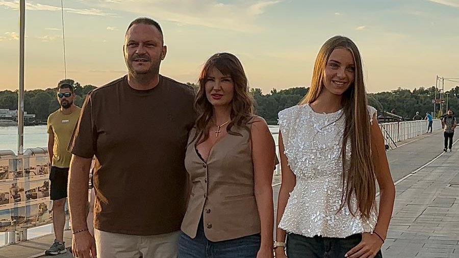 PRVI JAVNI NASTUP JOVANE PETROVIĆ NAKON PORODIČNOG SKANDALA: Ćerka Dejana Petrovića na veselju Prije i Filipa blista u društvu porodice (FOTO)