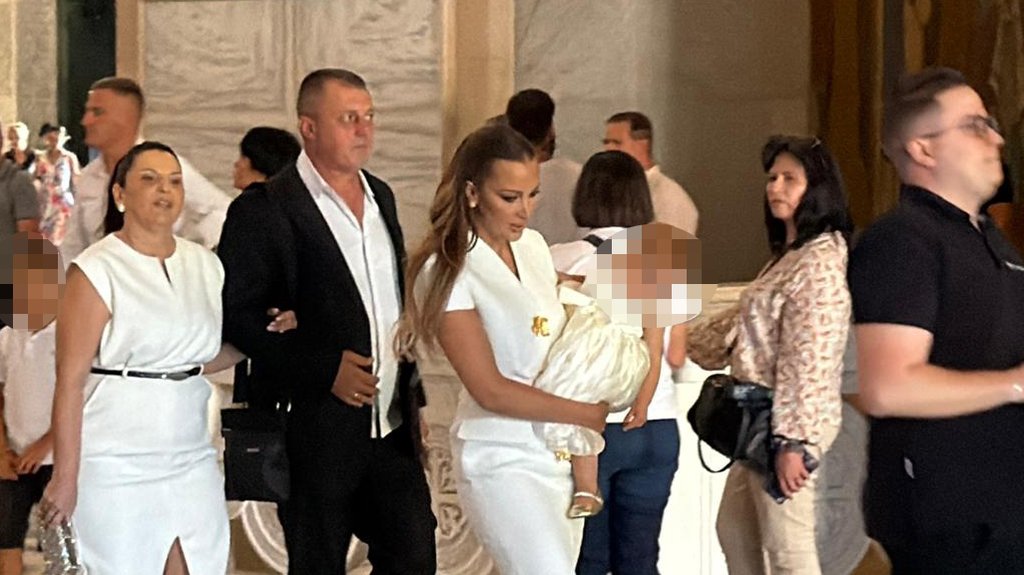SVE OČI UPRTE U PORODICU ŽIVOJINOVIĆ: Krštenje ćerke Aleksandre Prijović i Filipa Živojinovića prošlo bez prisustva Bobe (FOTO)