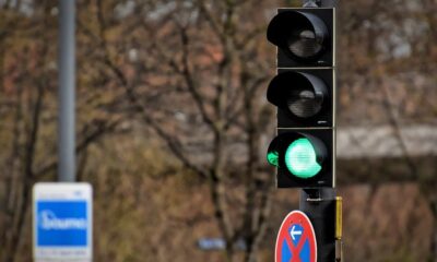 Vozači često drže kvačilo na semaforu: Zašto ova navika može uništiti automobil – pritiskanje kvačila na semaforu