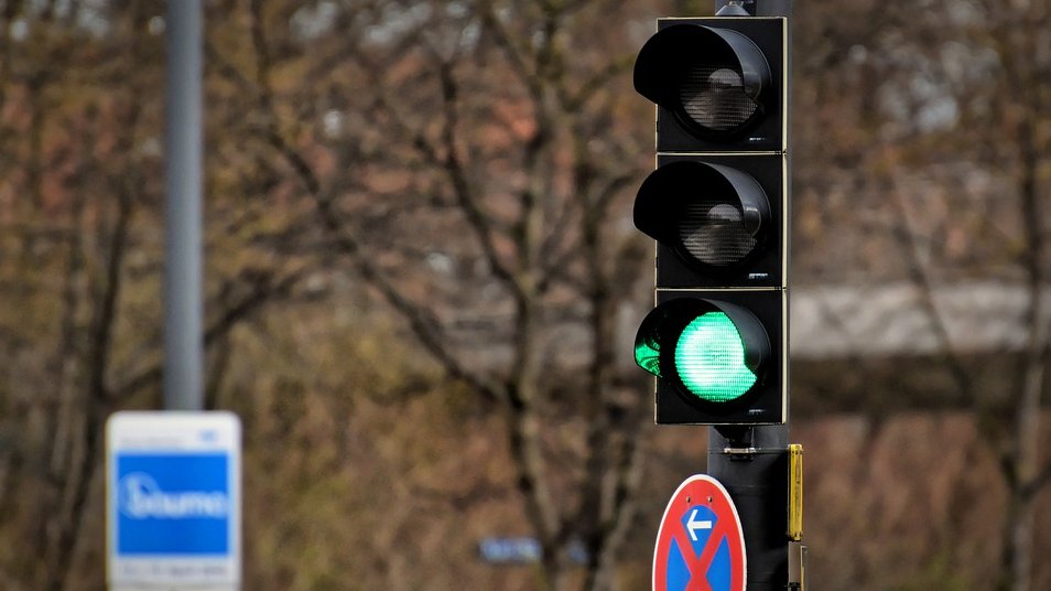 Vozači često drže kvačilo na semaforu: Zašto ova navika može uništiti automobil – pritiskanje kvačila na semaforu