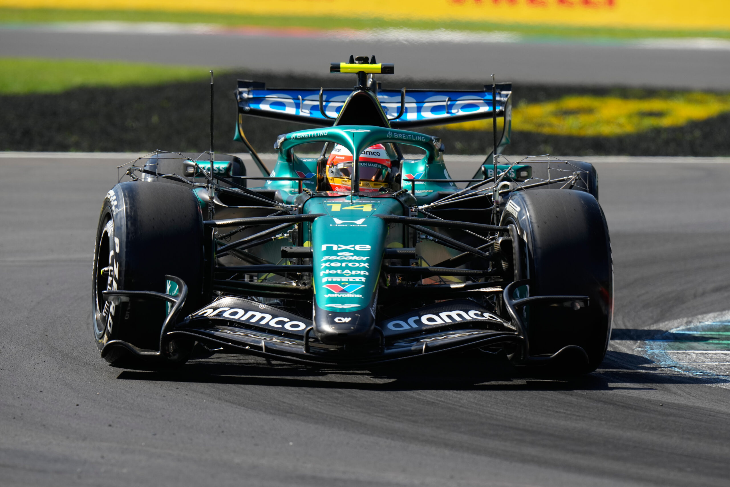 Fernando Alonso u problemima na treninzima u Monci tokom borbe Mercedesa i Ferrarija