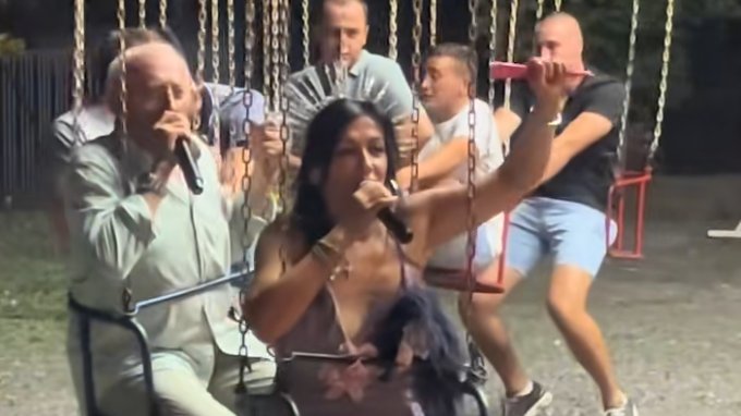 NEOBIČAN NASTUP NA RINGIŠPILU: Vendi i Era Ojdanić iznenadili goste privatnog slavlja, snimak postao hit na mrežama (VIDEO)