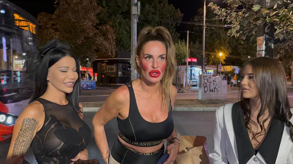 NEOBIČAN SUSRET PRED EMISIJU ELITA: Milena Kačavenda, Žana Omnia i ćerka Irina zajedno stigle na TV Pink (VIDEO) – Elita Narod pita