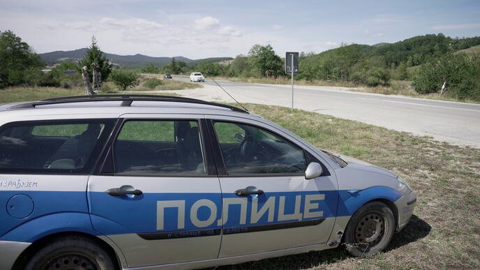 Plavo-beli karavan u Šljivovici: Reklama koja zbunjuje vozače na putu – reklama u Šljivovici