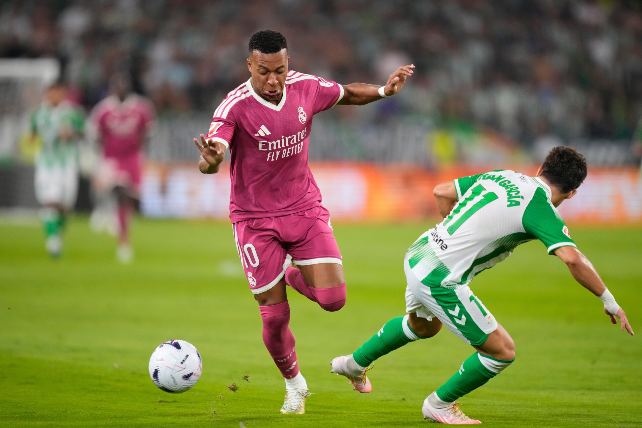 Real Madrid i Betis otvorili meč u Sevilji neobičnom serijom promena lopte: Šta se dešavalo na La Cartuji