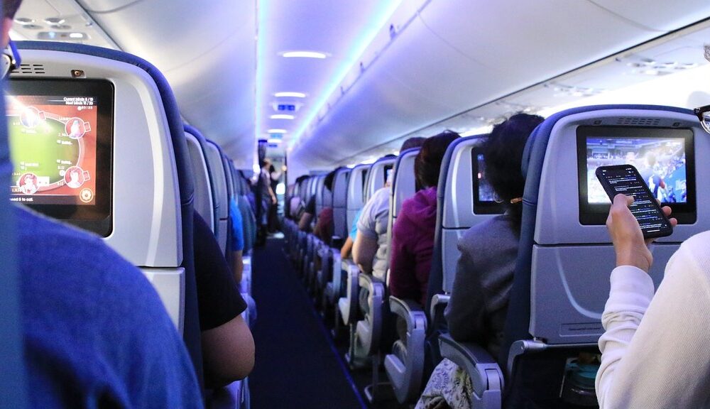 Incident na letu Amerikan erlajnsa: Putnik vezan trakom, avion prinudno sleteo u Baltimor – napad u avionu