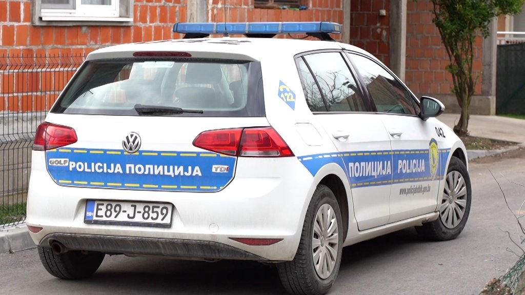 Napad nožem ispred škole u Tuzli, povređene dve devojčice