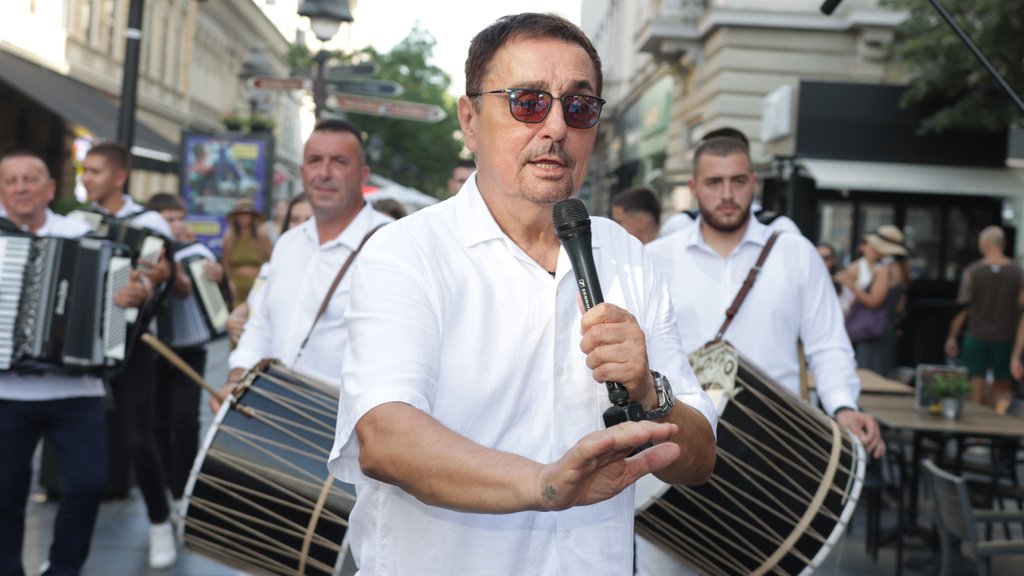 SPEKTAKULARAN NASTUP DRAGANA KOJIĆA KEBE U BEOGRADU: Pevač najavio koncert na Tašmajdanu i otkrio goste (FOTO)