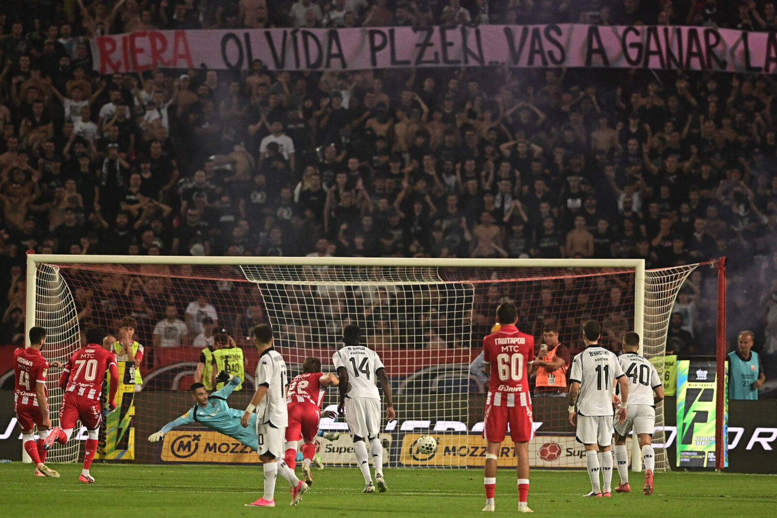 The match of the eight round of the Mozzart Super League of Serbia, the 180th eternal derby between FK Crvena zvezda and FK Partizan was played at the Rajko Mitic stadium. Utakmica osmog kola Mozzart Super lige Srbije, 180. veciti derbi izmedju FK Crvena zvezda i FK Partizan odigrana je na stadion Rajko Mitic.