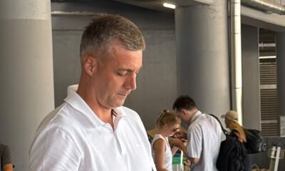 BOJAN VASKOVIĆ U NEOBIČNOJ SITUACIJI NA AERODROMU: Pevač iz Lexington benda privukao pažnju stajlingom i vožnjom autobusom (FOTO) – Bojan Vasković na aerodromu