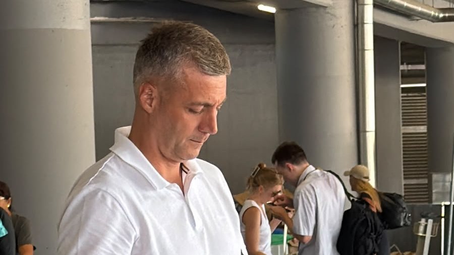 BOJAN VASKOVIĆ U NEOBIČNOJ SITUACIJI NA AERODROMU: Pevač iz Lexington benda privukao pažnju stajlingom i vožnjom autobusom (FOTO) – Bojan Vasković na aerodromu