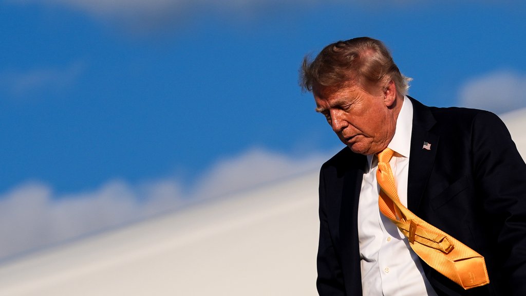 Donald Tramp promenio frizuru, tamnija kosa izazvala reakcije na društvenim mrežama – promena frizure kod Donalda Trampa