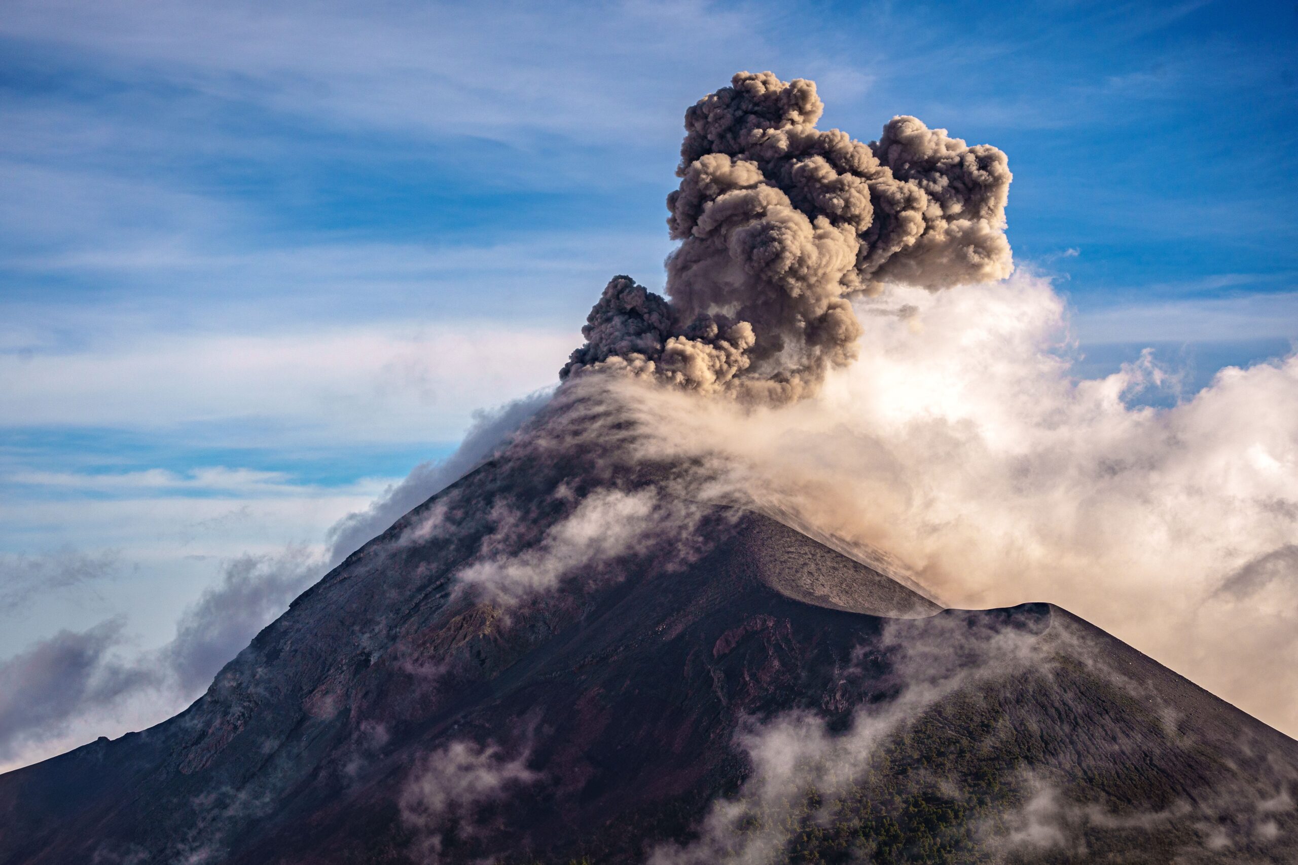 Erupcija vulkana u Indoneziji obustavila letove na glavnom aerodromu