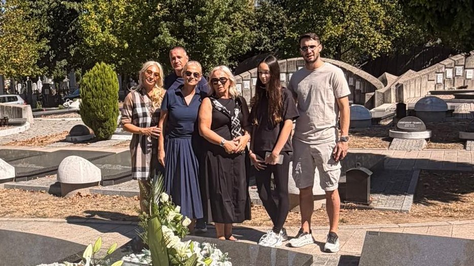 GODINE PROLAZE, USPOMENE OSTAJU: Porodica i prijatelji odali počast Šabanu Šauliću na groblju (FOTO) – sećanje na Šabana Šaulića
