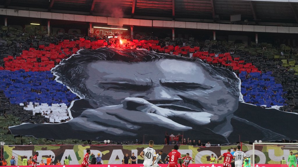 Minut ćutanja pred večiti derbi: Zvezda i Partizan odali počast Ratku Mladiću