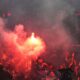 Napad bakljama pred večiti derbi: Incident ispred Marakane uz policijsku pratnju – napad bakljama u Beogradu