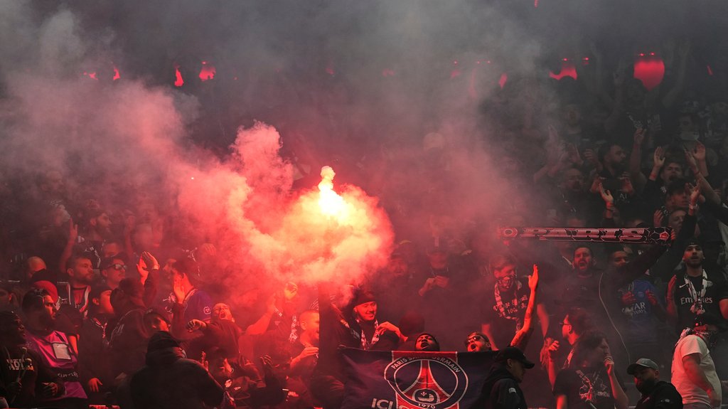 Napad bakljama pred večiti derbi: Incident ispred Marakane uz policijsku pratnju – napad bakljama u Beogradu