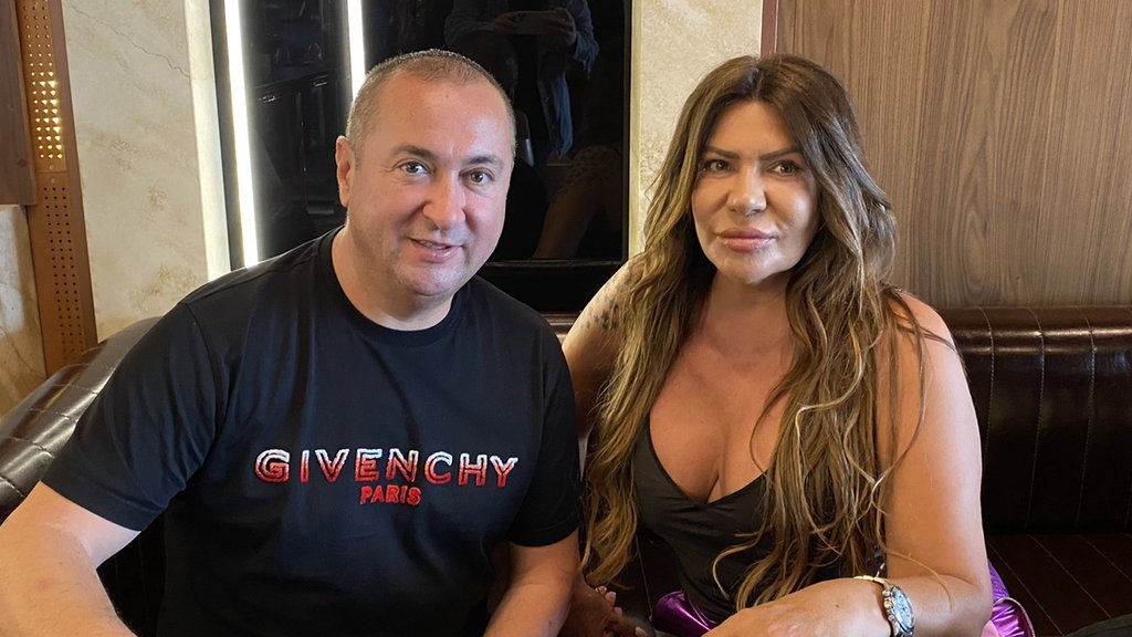 ĐANI IZNENADIO SVE U PORODICI: Pevač poklonio Slađi luksuzni BMW, reakcija oduševila pratioce (VIDEO) – Đani poklonio Slađi BMW