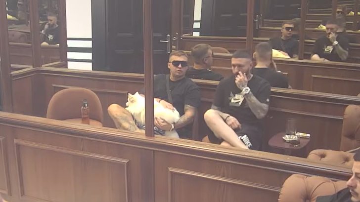 KARIĆEV ODNOS SA ANĐELOM IZAZVAO PAŽNJU: Snupi proveo vreme u društvu Stefana tokom razgovora u pušionici (VIDEO) – odnos Karića i Anđele