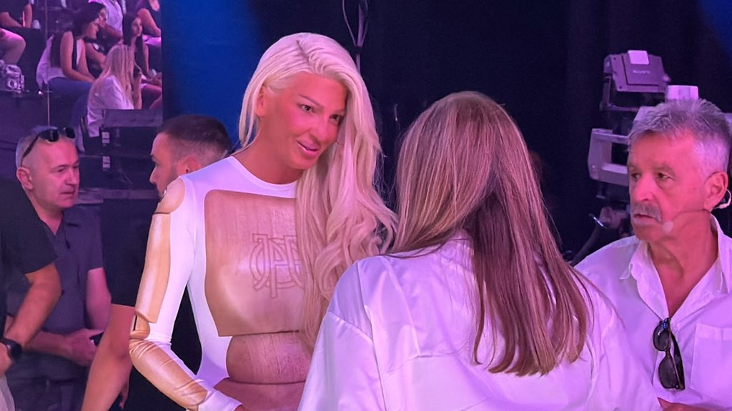 OPUŠTENA ATMOSFERA NA SNIMANJU: Viki Miljković donela poklon ćerkama Jelene Karleuše, reakcija izmamila osmeh (VIDEO) – gest Viki Miljković