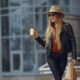 Pamela Anderson ponosno nosi torbu popularnog pristupačnog brenda – Pamela Anderson torba