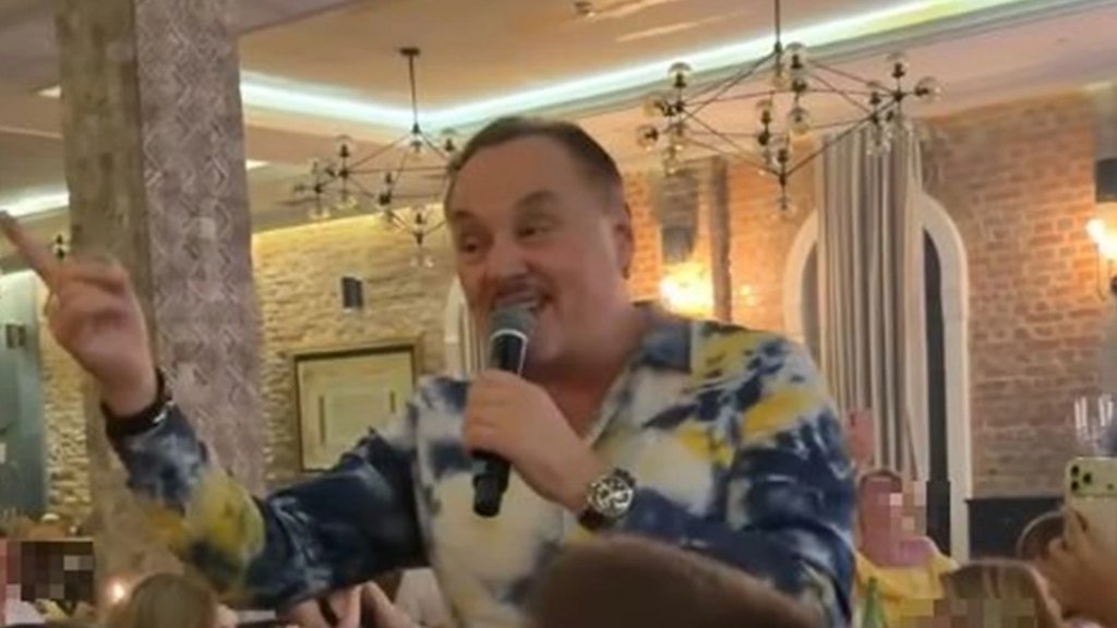 SLAVLJE KAKVO SE RETKO VIĐA U PORODICI KNEŽEVIĆ: Nenad Knežević Knez pevao povodom rođenja unuke Matee (FOTO) – slavlje povodom rođenja unuke Nenada Kneževića Kneza