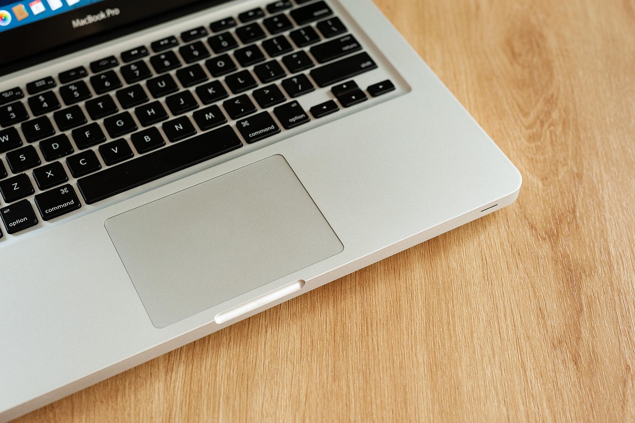 Kako da desnim klikom upravljate na MacBook uređaju bez miša ili dodatnih alata – desni klik na MacBook