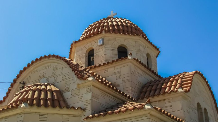 Španjolka ispred srpskog manastira: Prizor poverenja koji je osvojio mreže – prizor poverenja u manastiru