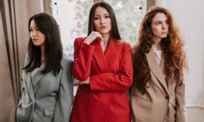 Strukirani sako ponovo u fokusu: Povratak ženstvenih silueta ove jeseni – strukirani sako moda