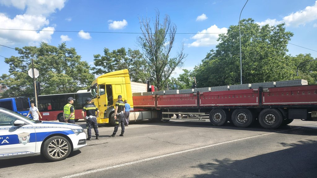 Blokada srpskih kamiona na 21 granici: Prevoznici traže rešenje zbog manjka vozača