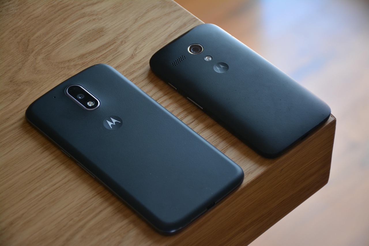 Motorola najavljuje novi kompaktni preklopni Razr telefon za ljubitelje savitljivih uređaja