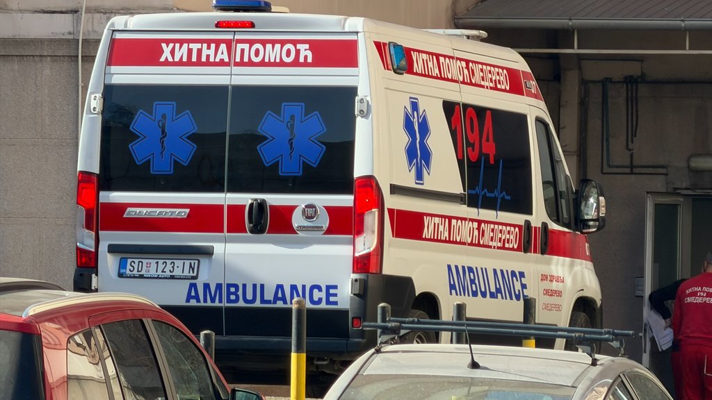 Novosadski haos na trećem spratu: Mladić izboden, drugi skočio kroz prozor – napad u Novom Sadu