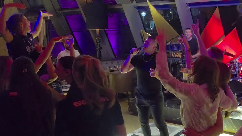 SLOBA RADANOVIĆ OPET UZ NAŠE ŠAMPIONKE: Pevao odbojkašicama treći put posle medalje, slavlje do kasno u noć (VIDEO) – Sloba Radanović pevao odbojkašicama