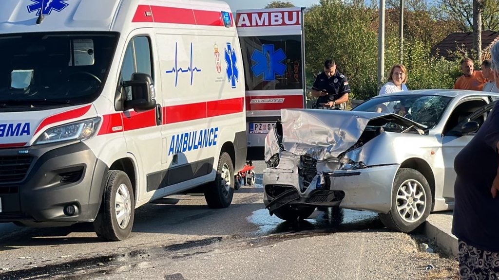 Sudar automobila i kamiona na Batajničkom drumu: Vozilo podletelo, poginula jedna osoba – sudar na Batajničkom drumu